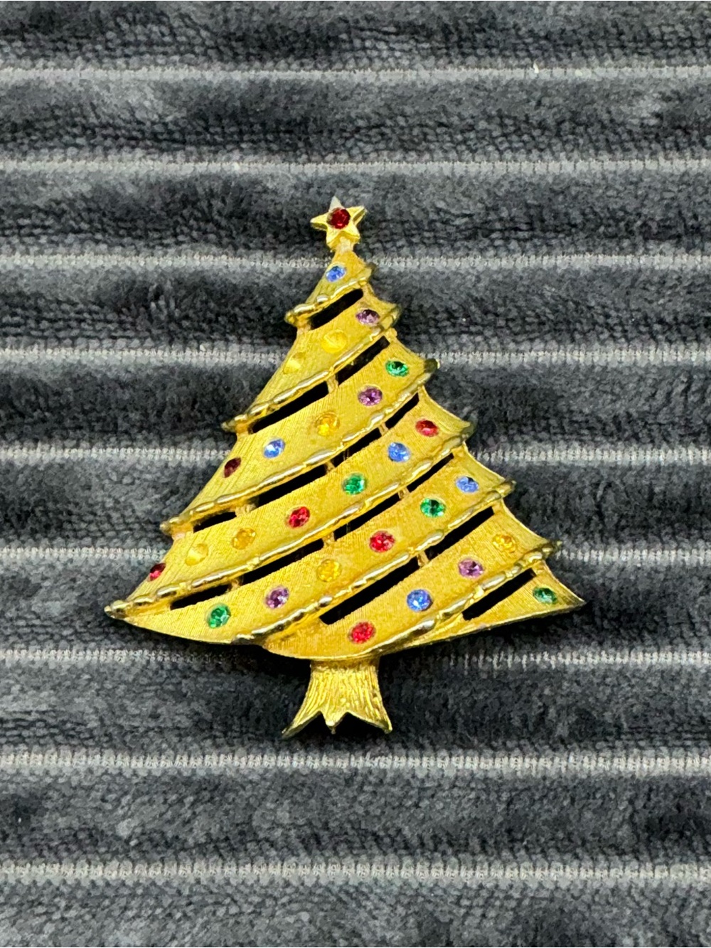 VTG Signed JJ Christmas Tree Brooch pin Gold Tone Tiered Multicolor Rhinestone
